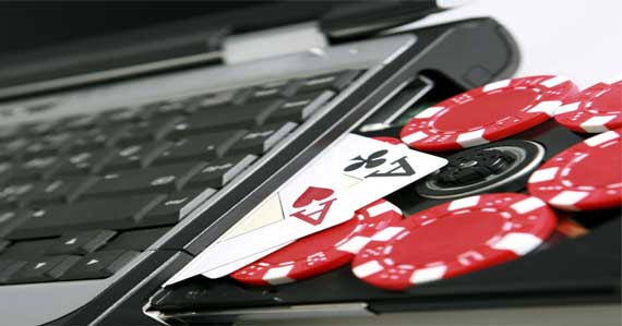Компютър с чипове и карти за покер